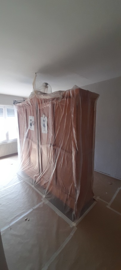 Tapado de suelo con papel y protección de armario con plástico