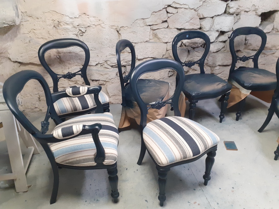 Sillas lacadas en azul oscuro