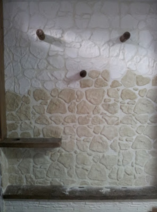 Decoración en paredes de piedra en relieve