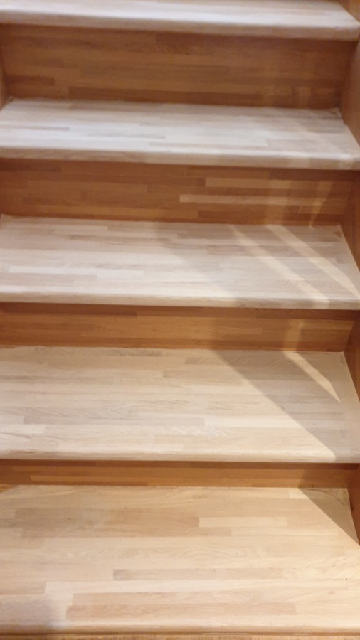 Lijado de escaleras.