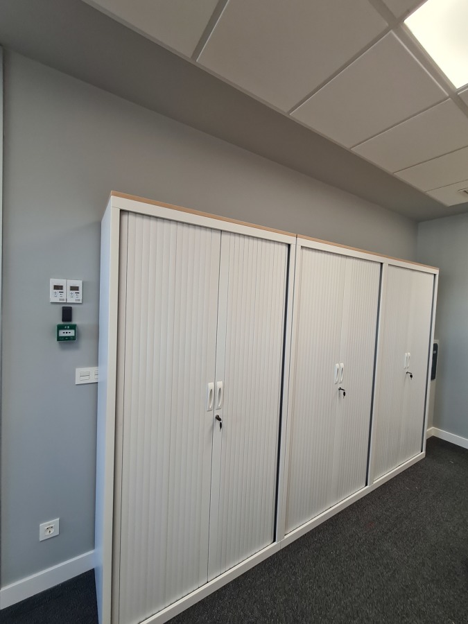 Armarios metálicos altos puertas correderas