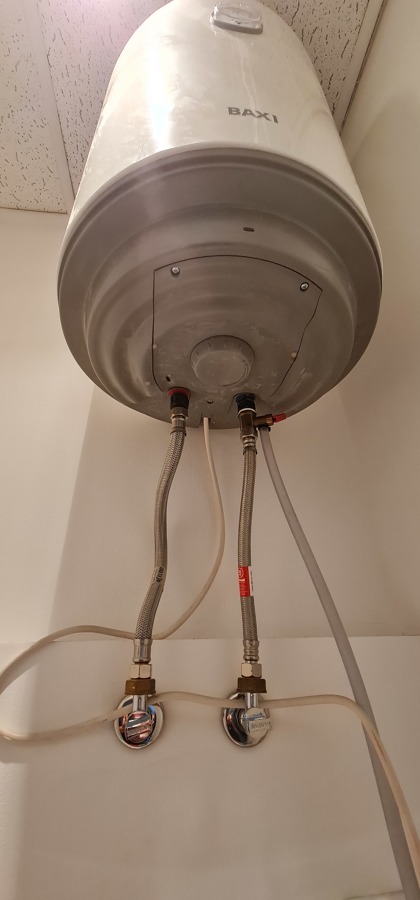 Sustitución por fuga de latiguillos en termo eléctrico