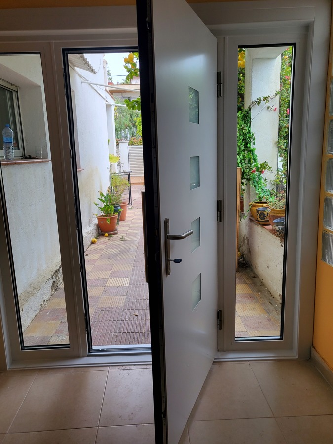 Puerta de aluminio con fijos laterales
