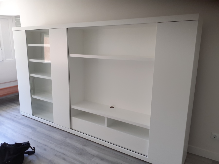 Mueble de salon con vitrina lacado en blanco