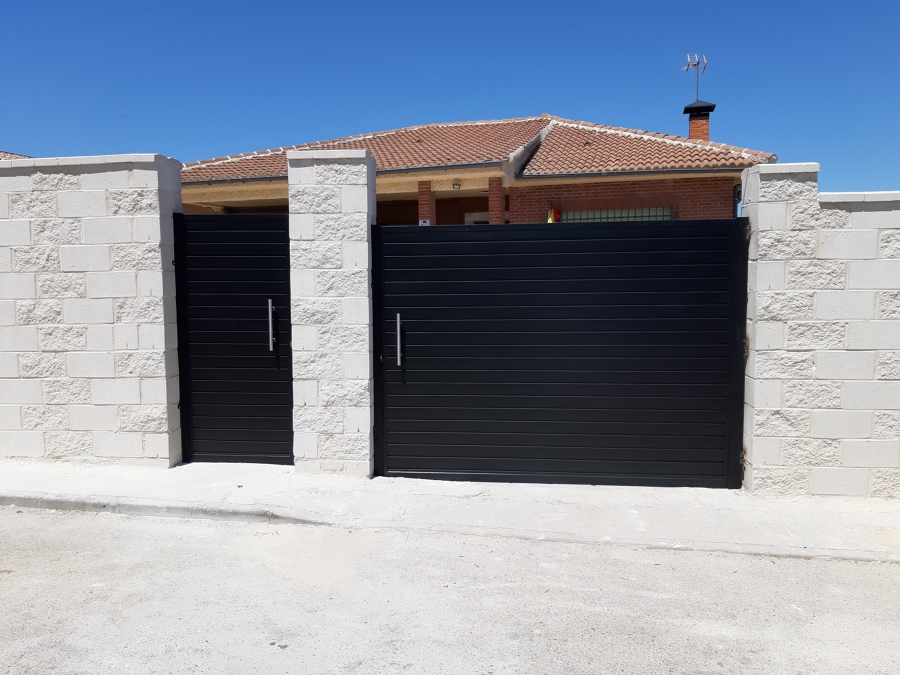 Puertas de cerrajeria y Muro.