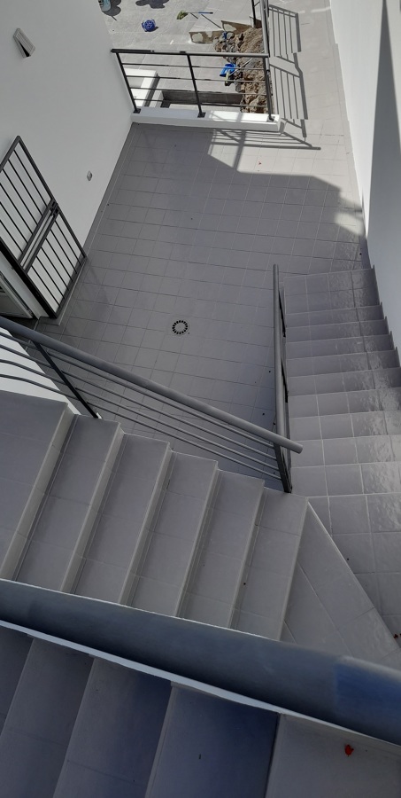 Pintura poliuretano bicomponente en suelos y barandillas en forja gris.