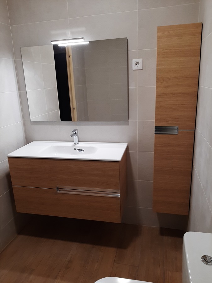 Baño con mobialiario Roca