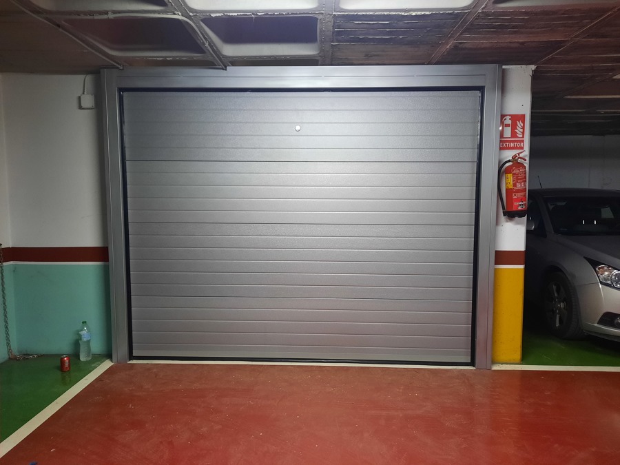 Puerta seccional con marco lacado en gris plata