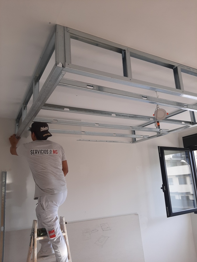 Montaje de estructura para falso techo