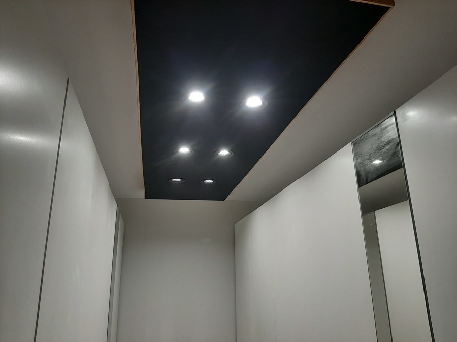 Montaje de falso techo con molduras de madera y halojenos
