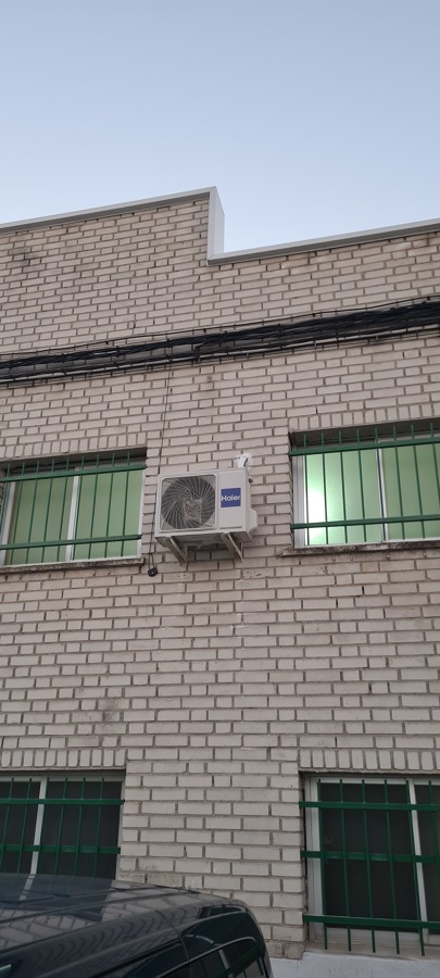 Condensadora en nave industrial