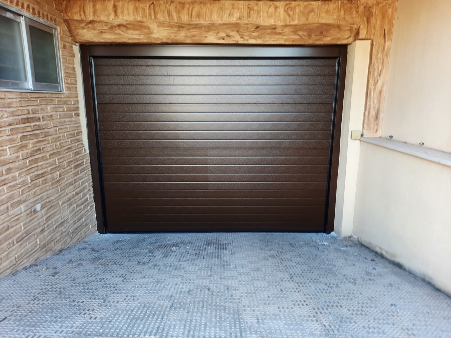 Puerta seccional marrón 8014