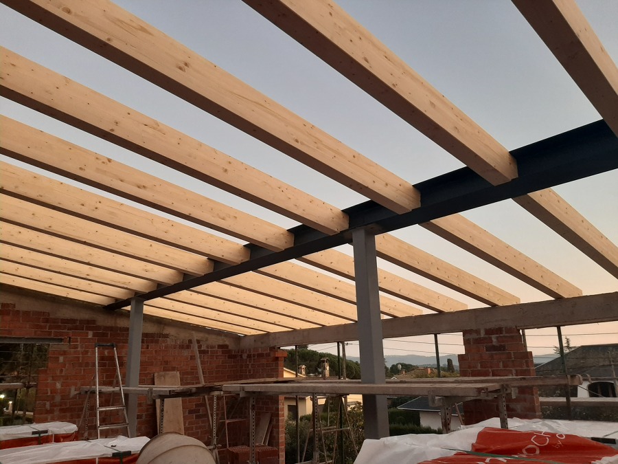 Cubierta en estructura de hierro y madera
