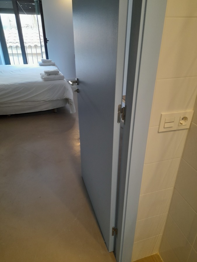 lacado de puerta de baño a color azul.