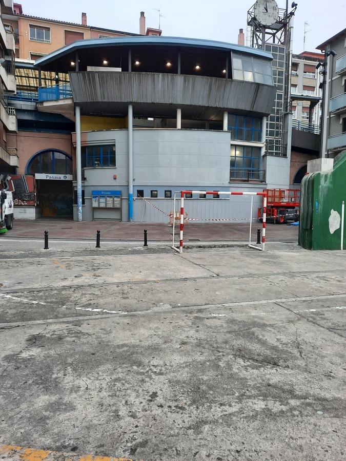 Pintado fachada euskotren pasaia.