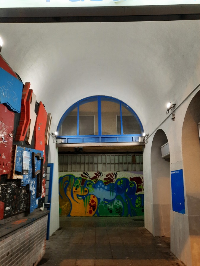 Pintado de entrada fachada euskotren pasaia.