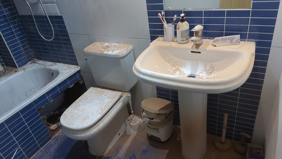 Muy sucio y manchado