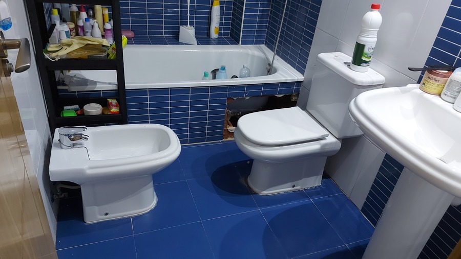 Bañera limpia y desmanchada