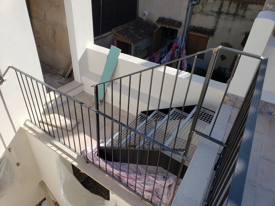Barandilla y escalera de hierro