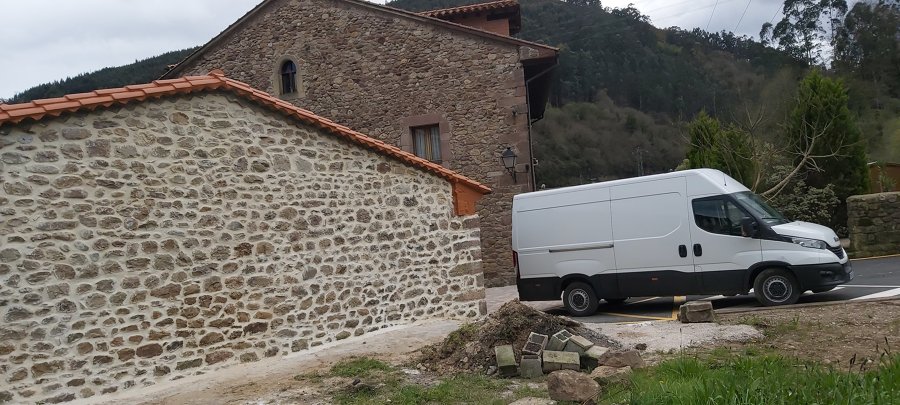 Fachada de piedra en Riocorvo