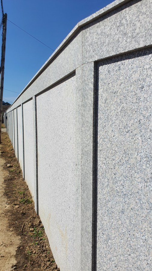 Muro perimetral de granito serrado