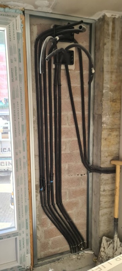 INSTALACION DE TUBERIA PARA PASAR CABLES DE VIVIENDAS