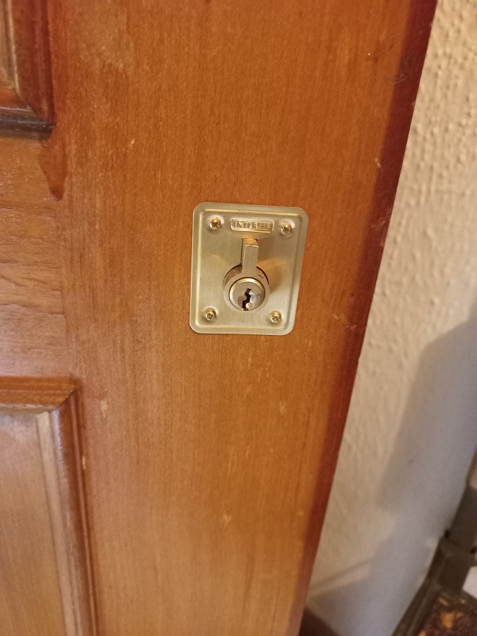 Reparacion puerta destrozada