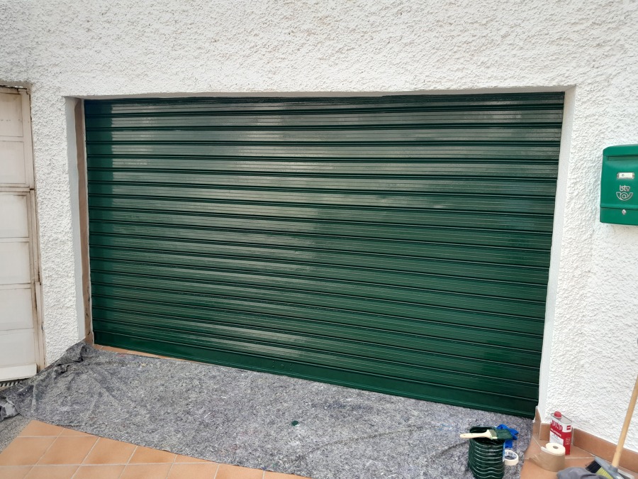 PUERTA DE GARAJE LACADA VISTA COMPLETA