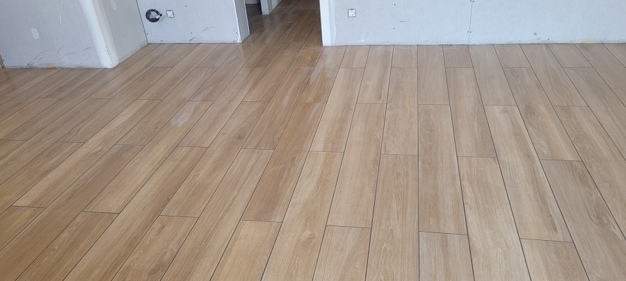 suelo de baldosas imitacion parquet