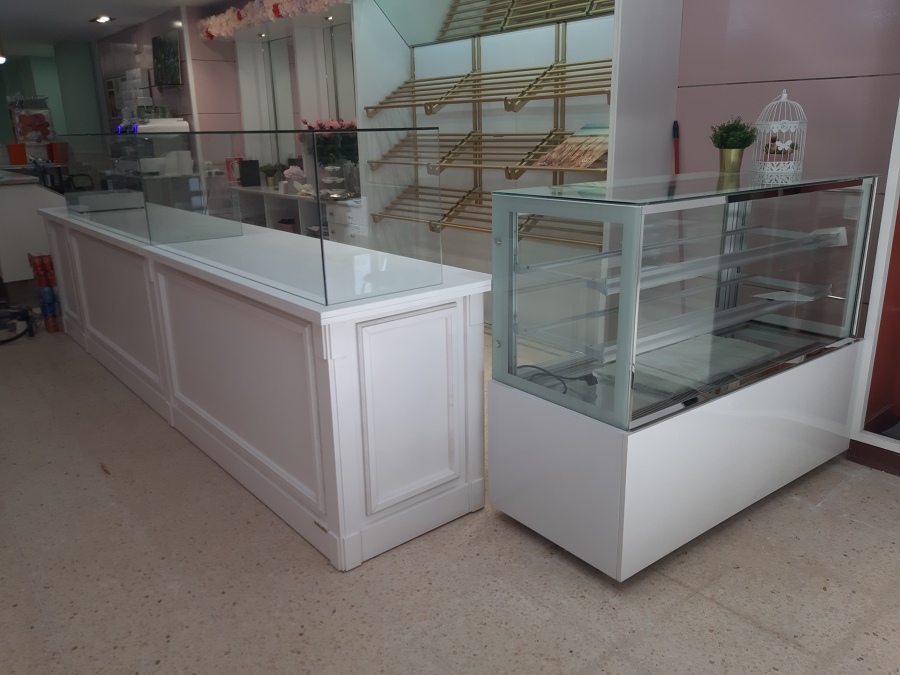 Mostradores vitrinas a medida para panaderías y pastelerías.