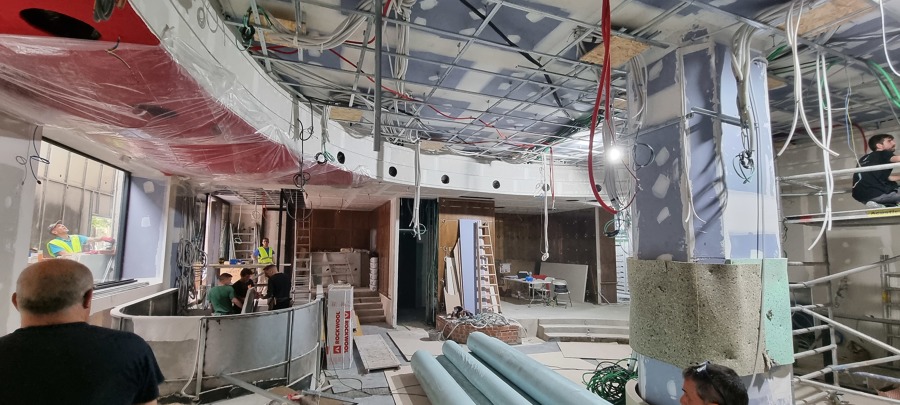 Circunferencia terminada con tres tiras led empotradas