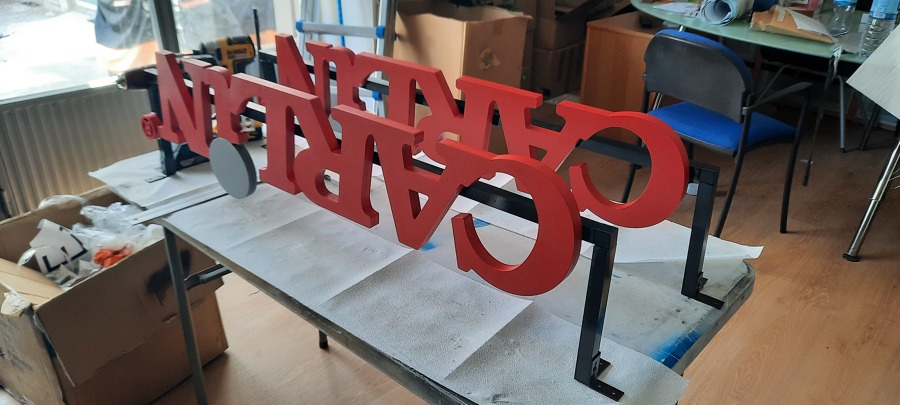 Corpóreos sobre estructura de aluminio