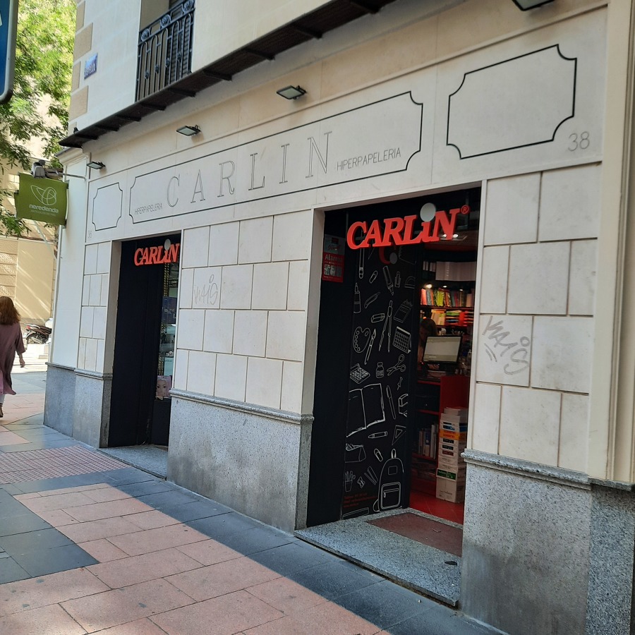 Corpóreos efecto volado entrada a tienda