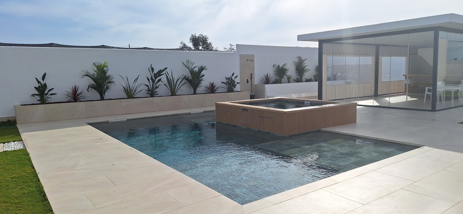 Piscina con Jacuzzi en altura desbordante.