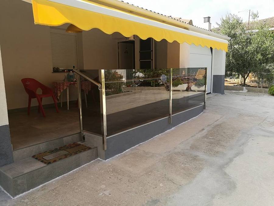 Barandilla exterior con cristal parsol gris