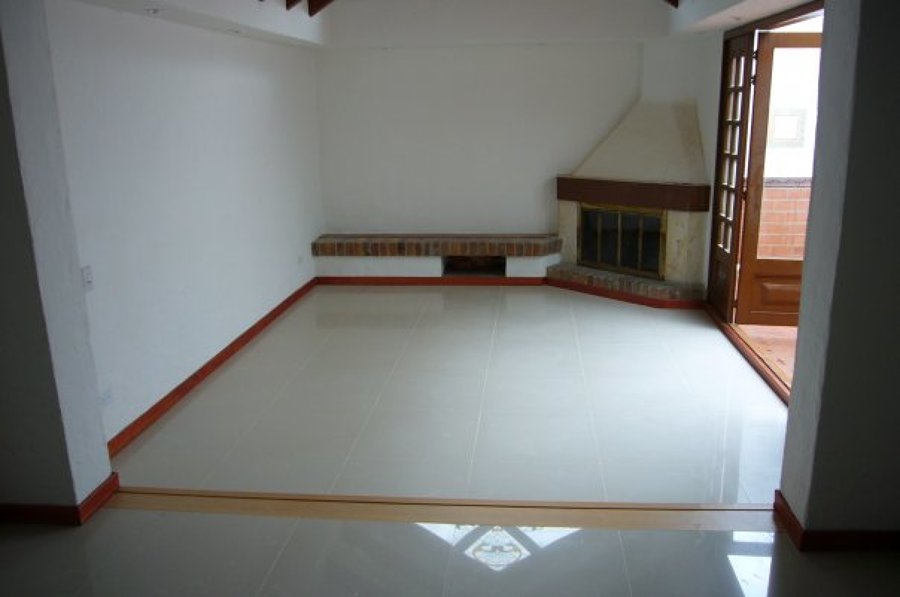 rodapie en madera  sobre porcelanato.