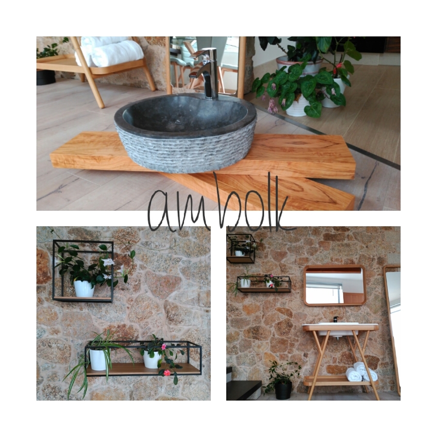 Lavabo de piedra y estanterías de forja.