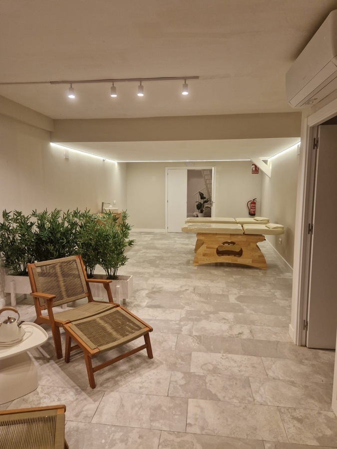 Espacio moderno con arcos y acabado en pladur