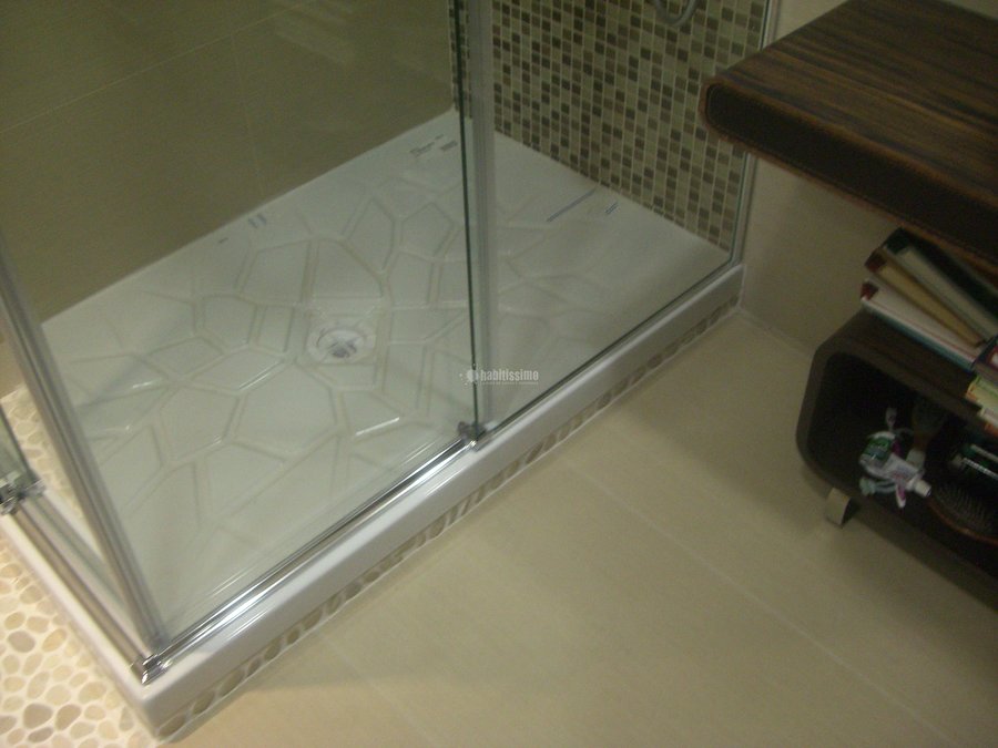 Baño Zen con porcelánico gran formato , piedras y cristales mallados