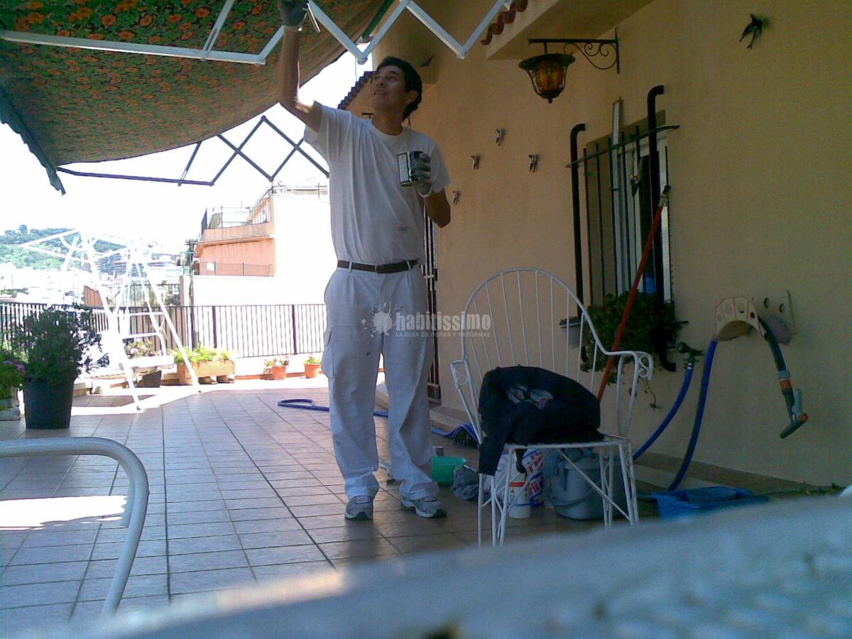 Pintando estructura toldo atico. pi maragall. barcelona