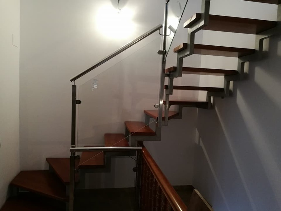 Escalera a escalones, y barandillas de inox con cristal