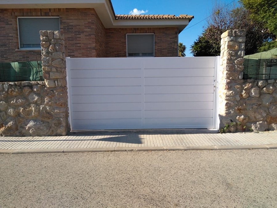 Puerta corredera de diseño panelado, modelo que esta muy de moda.