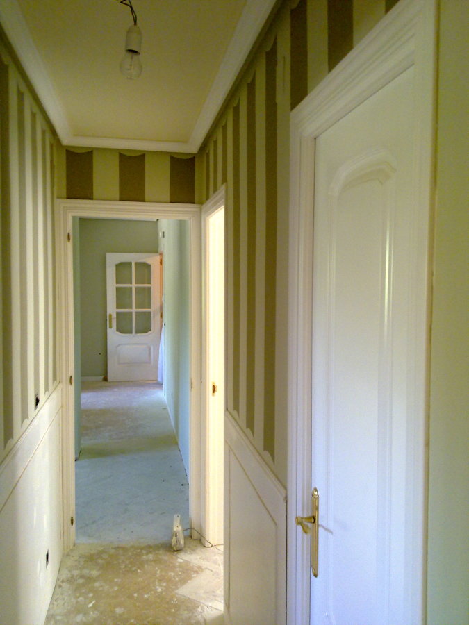 Franjas verticales en pasillo