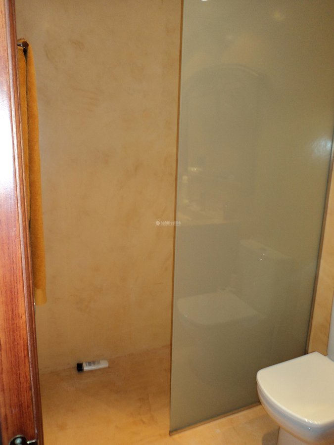 microcemento en paredes de ducha y suelos