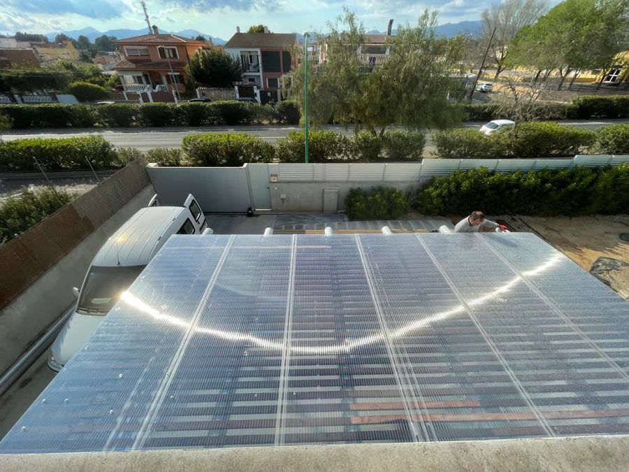 Enlistado de madera y plexiglas. Instalacion