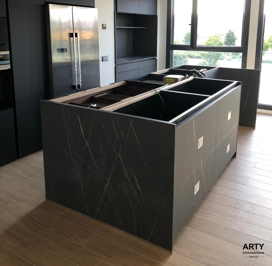 Refroma de cocina negra con isla