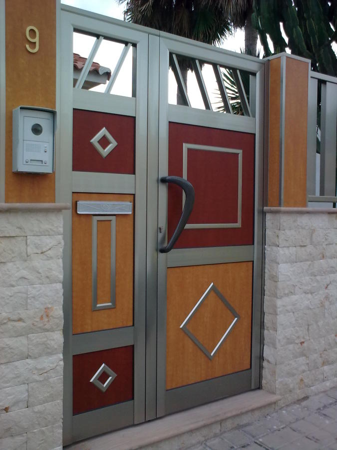 puerta de exterior con paneles fenolicos