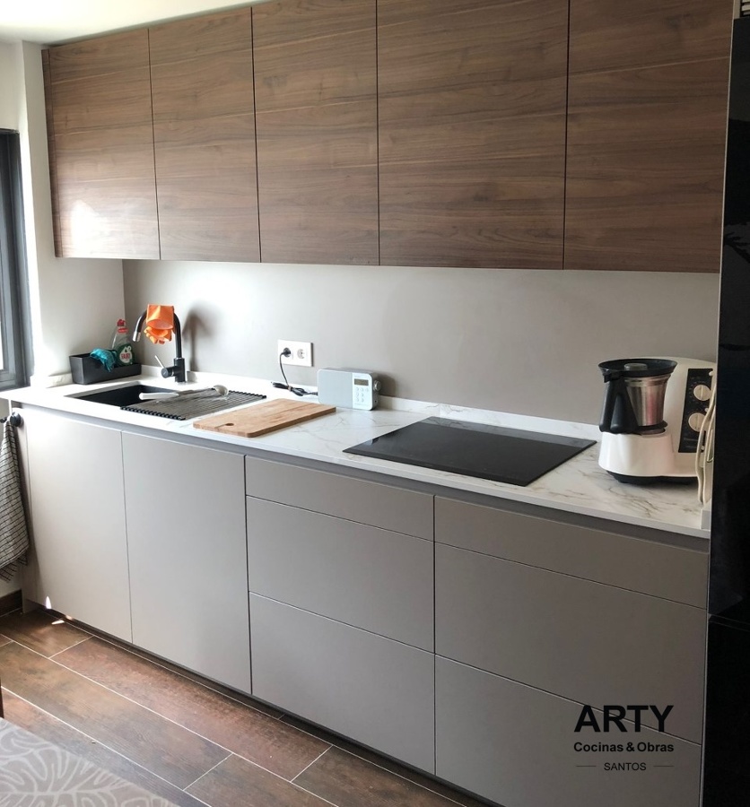 Cocina lineal con acabado en madera