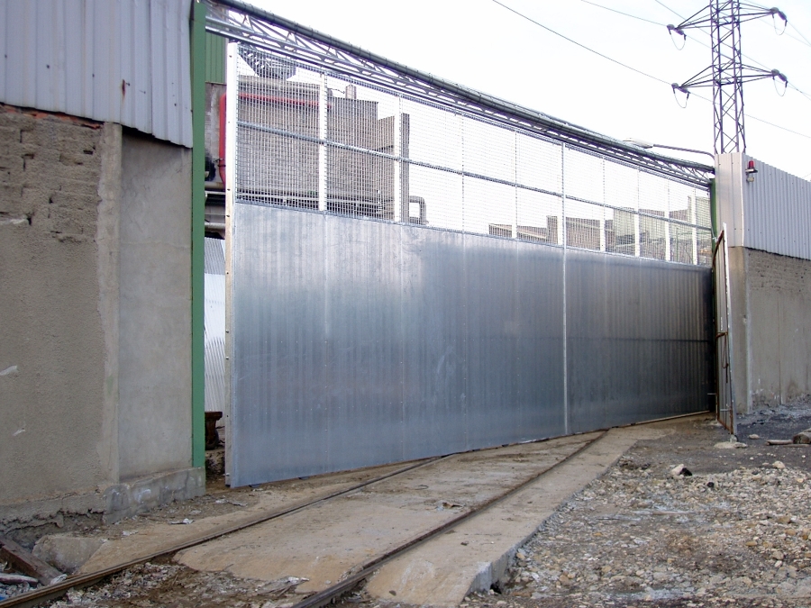 25- Puerta grandes dimensiones para acceso ferrocarril