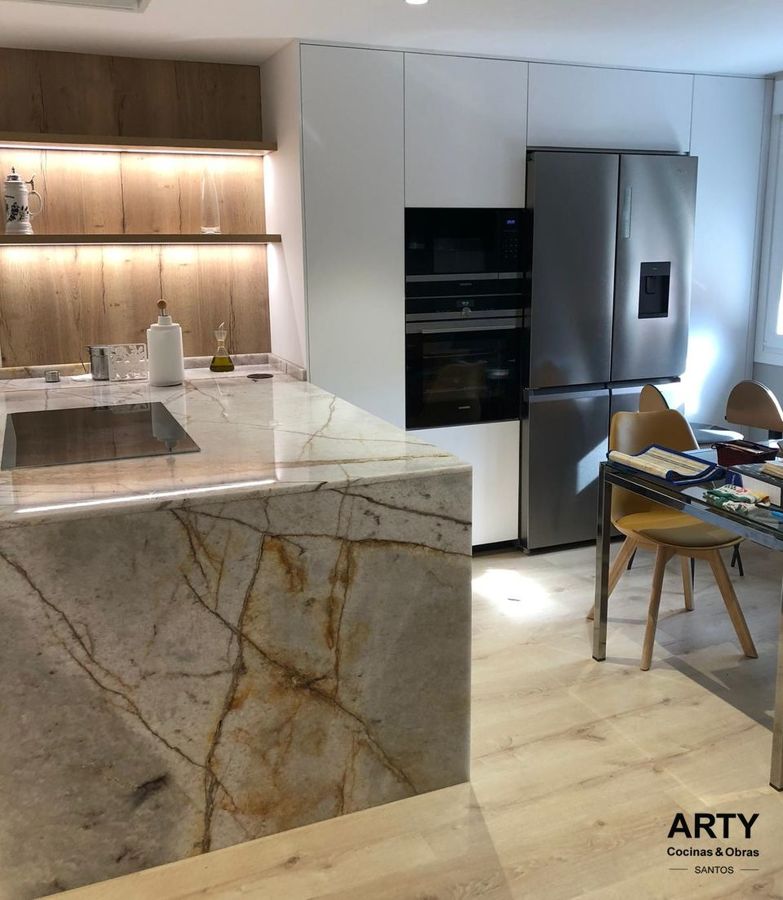 Cocina de marmol con isla